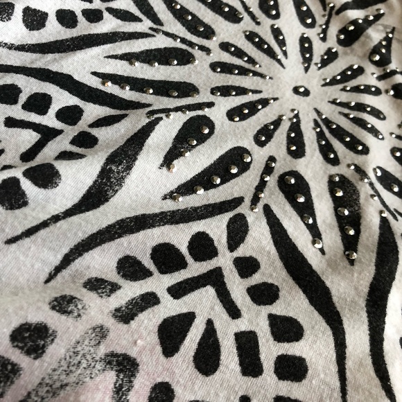 🦋 5/$25! 曆 Cold shoulder summer tee - Picture 4 of 7